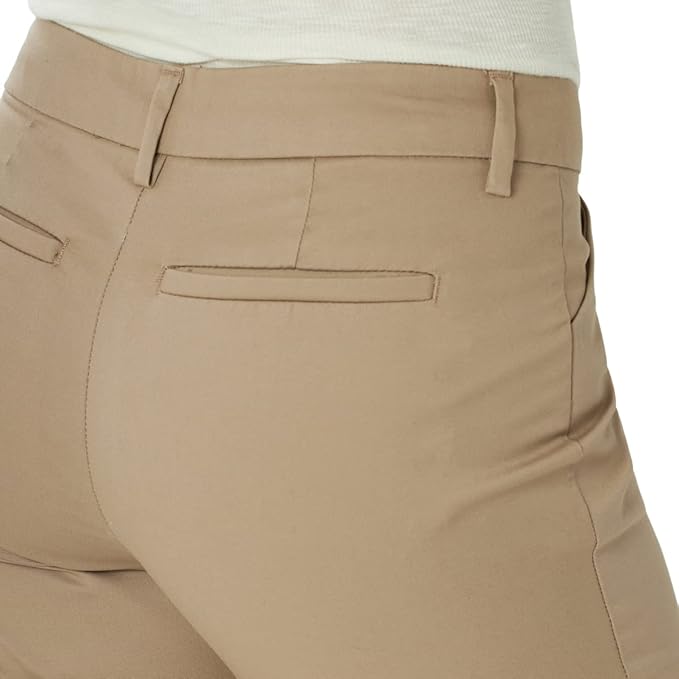 These relaxed fit, wrinkle-free pants from Lee are a wardrobe essential. The flexible waistband and stretch fabric provide all-day comfort.