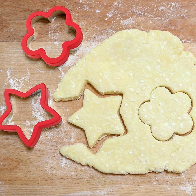 ALLTOP Flower Cookie Cutter Set 4 Different Sizes of Scalloped Stainless Steel Biscuit Cutters for Baking, Donut, English Muffin, and More