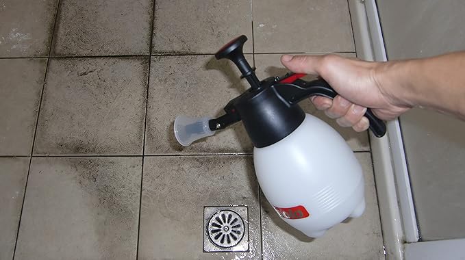 Solo 418 One-Hand Pressure Sprayer with Ergonomic Grip for Gardening, Fertilizing, Cleaning General Use Spraying, 1 Liter
