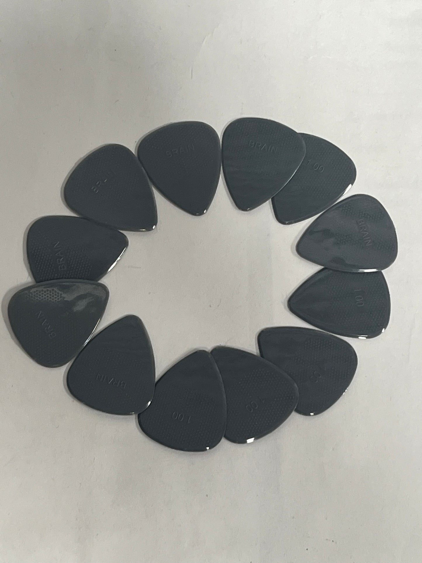 D'Andrea Snarling Dog Brain Nylon Guitar Picks 12 Pack with Tin Box (Gray, 0.53mm)