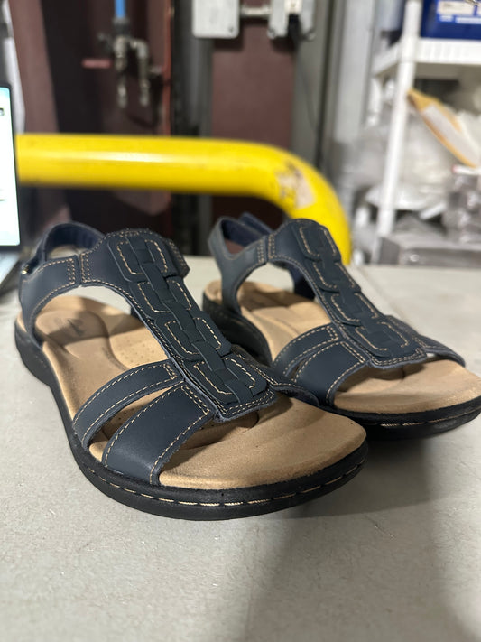 Clarks Women's Laurieann Kay Flat Sandal(Dark Blue)