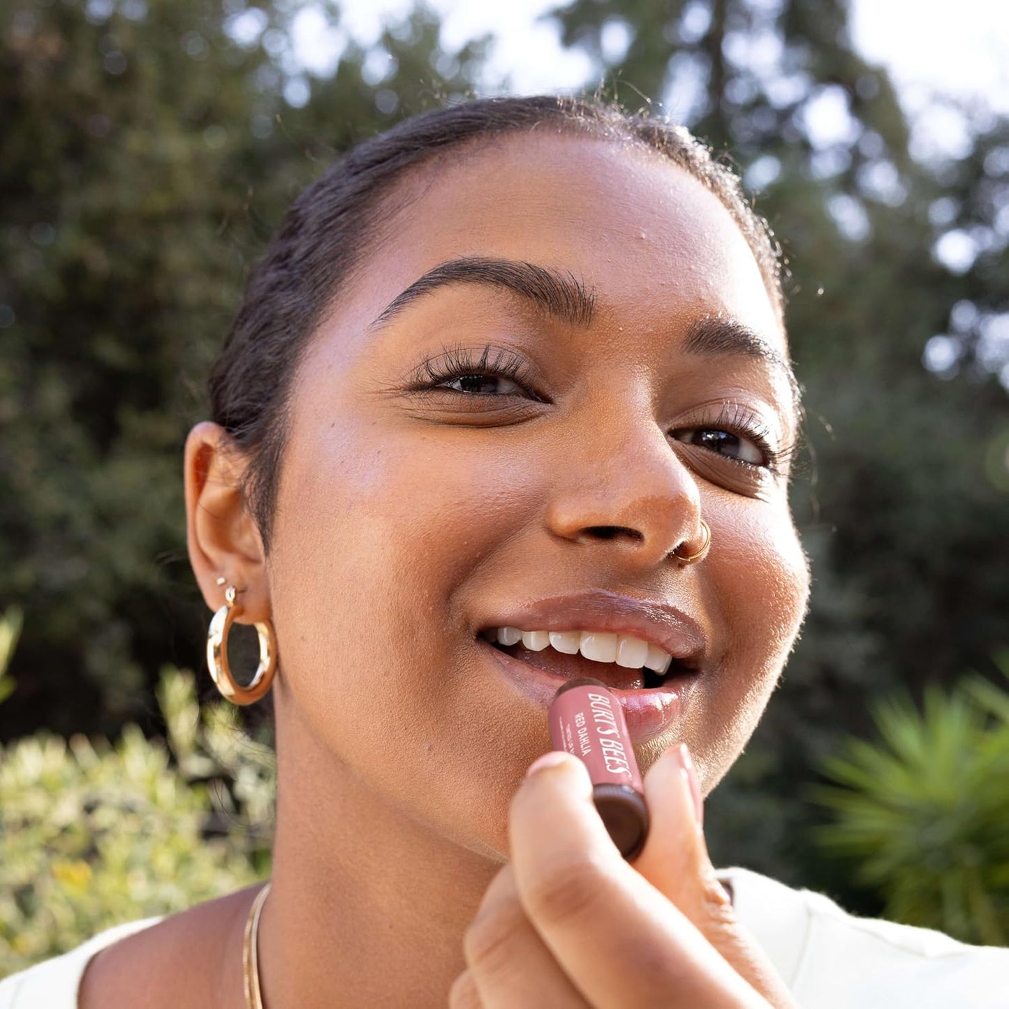 Burt’s Bees Tinted Lip Balm Value Pack Includes 3 Lip Balms: Red Dahlia, Daisy and Rose; 8 Hour Moisture; Provides a Hint of Color; Nourishing Shea Butter; 100% Natural Origin; 3 Tubes; 3x0.15 Oz.