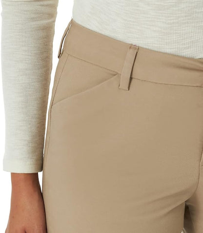 These relaxed fit, wrinkle-free pants from Lee are a wardrobe essential. The flexible waistband and stretch fabric provide all-day comfort.