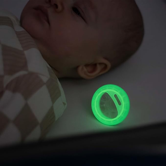 Tommee Tippee Breast-like night pacifier, 0-6 months with breast-like shape and glow in the dark technology, 4-Count, BlueYellow