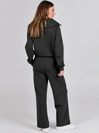 This cozy 2-piece sweatsuit set features an oversized sweatshirt and wide-leg sweatpants for a comfortable, stylish look.