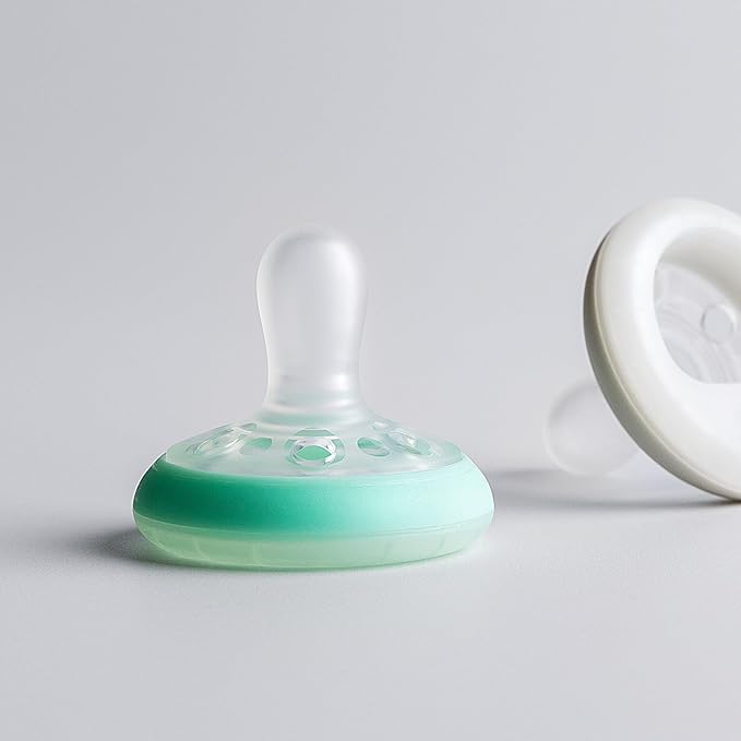 Tommee Tippee Breast-like night pacifier, 0-6 months with breast-like shape and glow in the dark technology, 4-Count, BlueYellow
