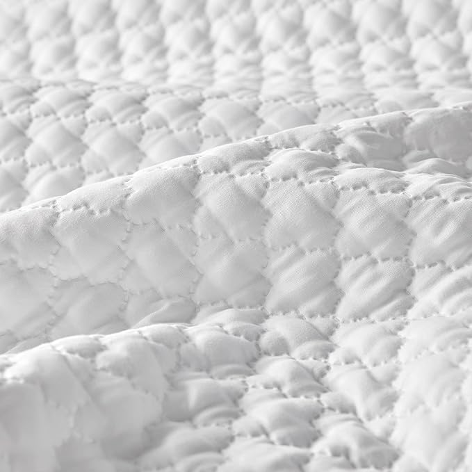CozyLux Quilt Set King Size White 3 Pieces - Lightweight Soft Bedspread - Lantern Ogee Pattern Coverlet Bedding Set for All Season - 1 Quilt and 2 Pillow Shams - White, 106"x96"