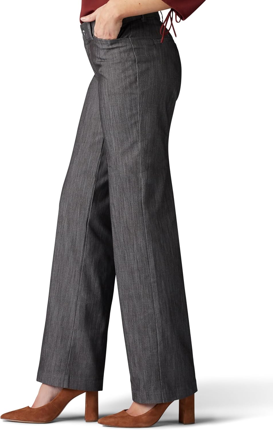 These versatile Lee women's trousers feature a flexible, non-binding waistband for all-day comfort and a classic, work-appropriate style.