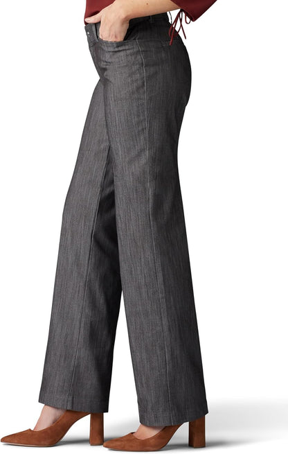 These versatile Lee women's trousers feature a flexible, non-binding waistband for all-day comfort and a classic, work-appropriate style.