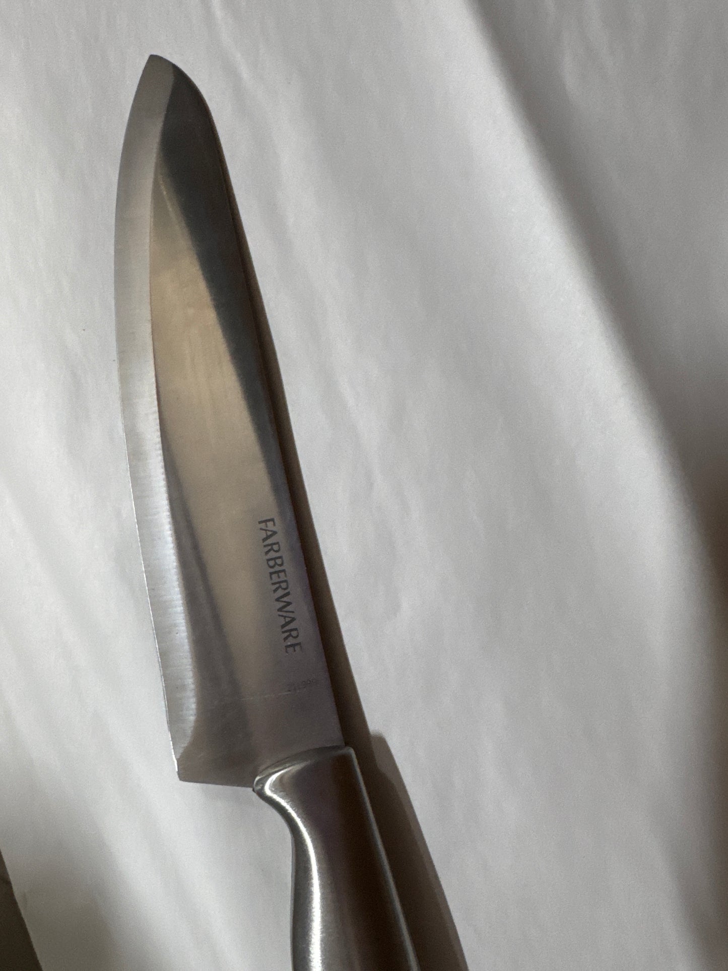 FARBERWARE Stainless Steel Slicing Knife with Edgekeeper Self-Sharpening Blade Cover, High-Carbon Stainless Steel Kitchen Knife, Razor-Sharp Knife to Cut Fruit, Vegetables and more, 8-Inch
