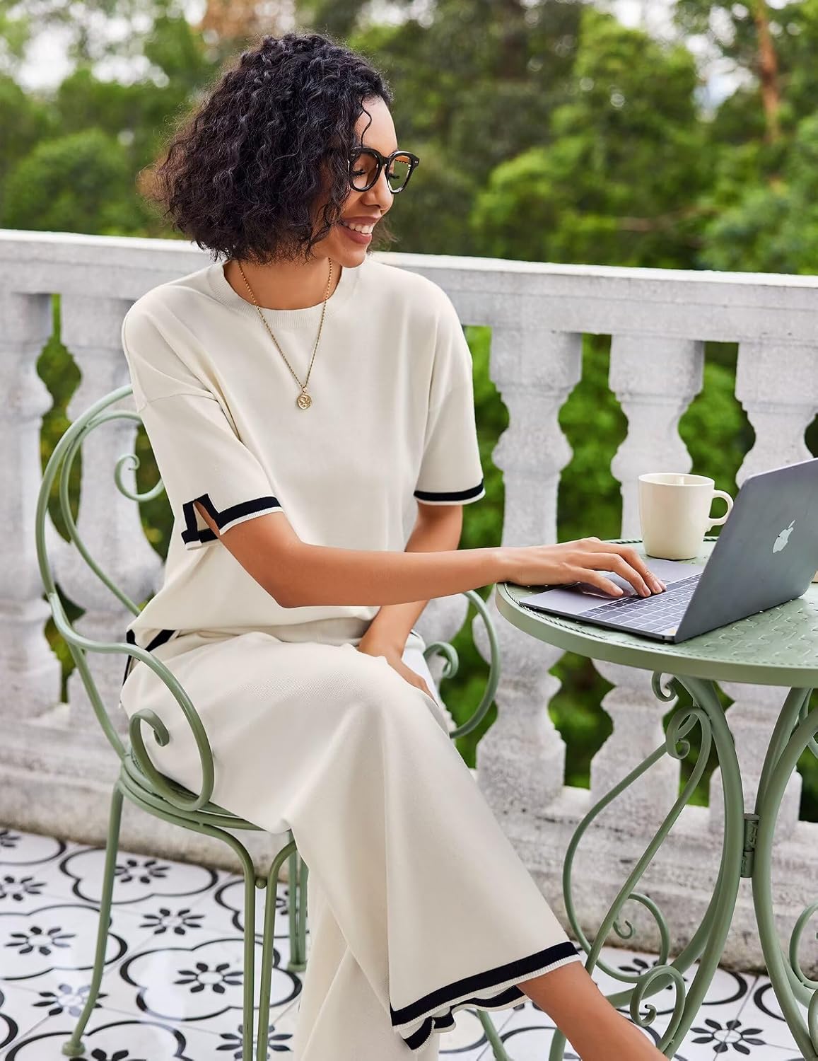 Size Small. This 2-piece loungewear set features a soft, stretchy knit fabric and a stylish design that's perfect for relaxing at home or going out.