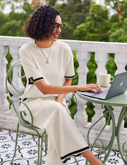 Size Small. This 2-piece loungewear set features a soft, stretchy knit fabric and a stylish design that's perfect for relaxing at home or going out.
