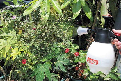 Solo 418 One-Hand Pressure Sprayer with Ergonomic Grip for Gardening, Fertilizing, Cleaning  General Use Spraying, 1 Liter