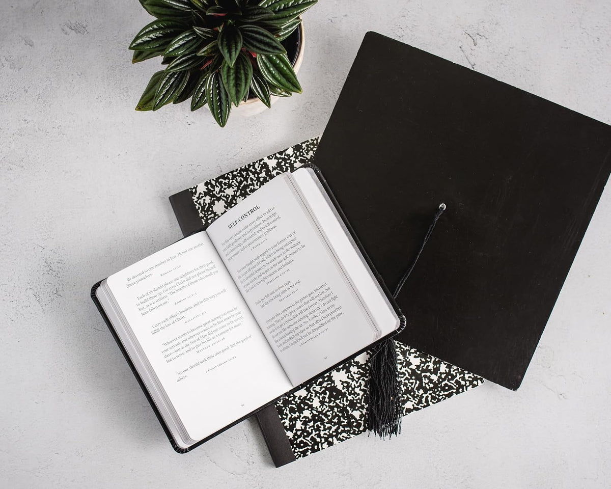God's Promises for Graduates: Class of 2025 - Black NIV: New International Version – The Perfect Christian Graduation Gifts to Celebrate Your Grad