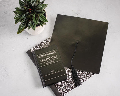 God's Promises for Graduates: Class of 2025 - Black NIV: New International Version – The Perfect Christian Graduation Gifts to Celebrate Your Grad