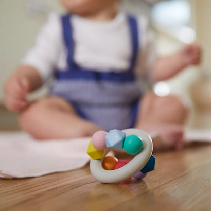 KiwiCo Let's Discover! Explore tactile play with your baby and help them develop fine motor skills. ( 4-5 Months )