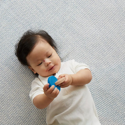 KiwiCo Let's Discover! Explore tactile play with your baby and help them develop fine motor skills. ( 4-5 Months )