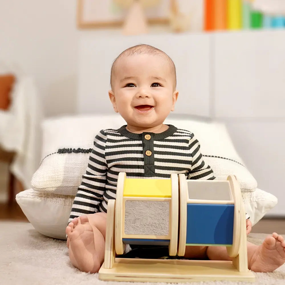 KiwiCo Let's Discover! Explore tactile play with your baby and help them develop fine motor skills. ( 4-5 Months )